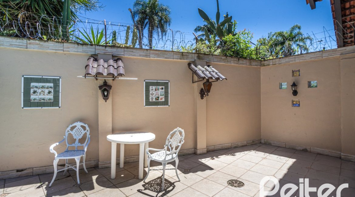 Casa à venda com 350m², 3 dormitórios, 1 suíte, 6 vagas, no bairro Jardim Isabel em Porto Alegre