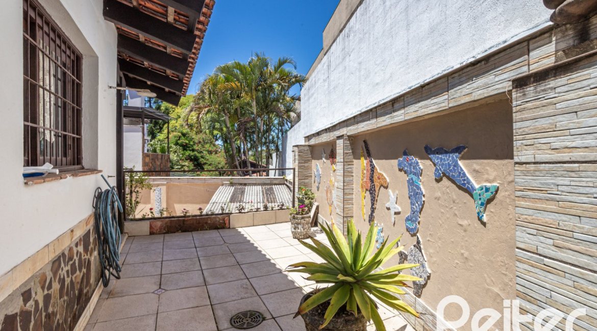 Casa à venda com 350m², 3 dormitórios, 1 suíte, 6 vagas, no bairro Jardim Isabel em Porto Alegre