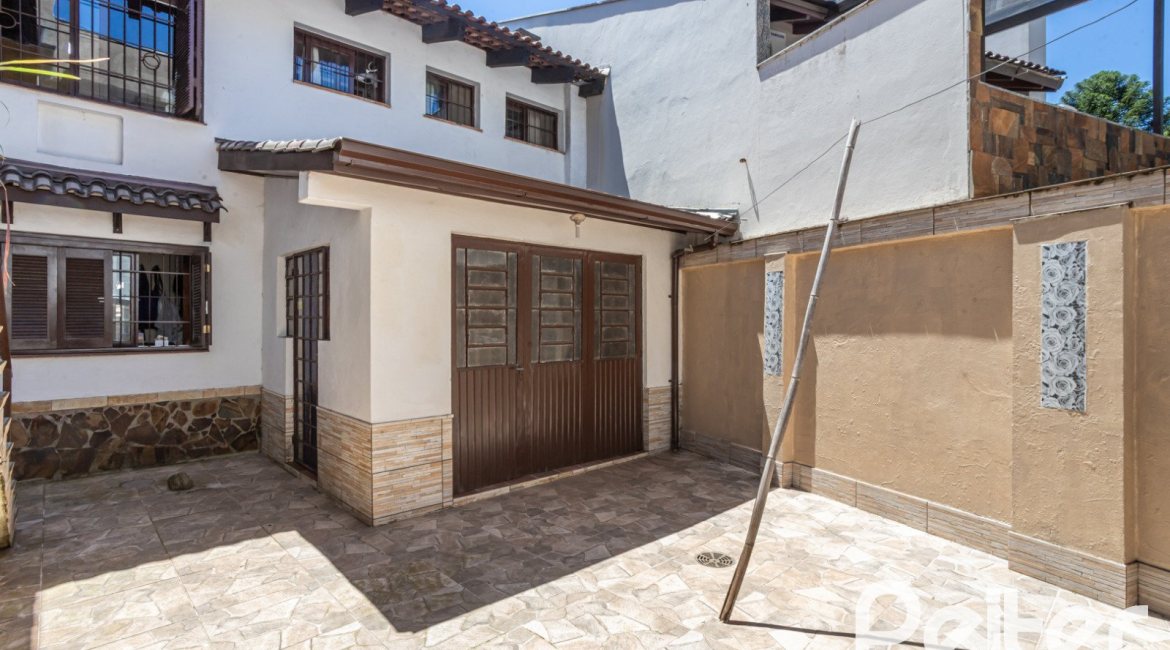 Casa à venda com 350m², 3 dormitórios, 1 suíte, 6 vagas, no bairro Jardim Isabel em Porto Alegre