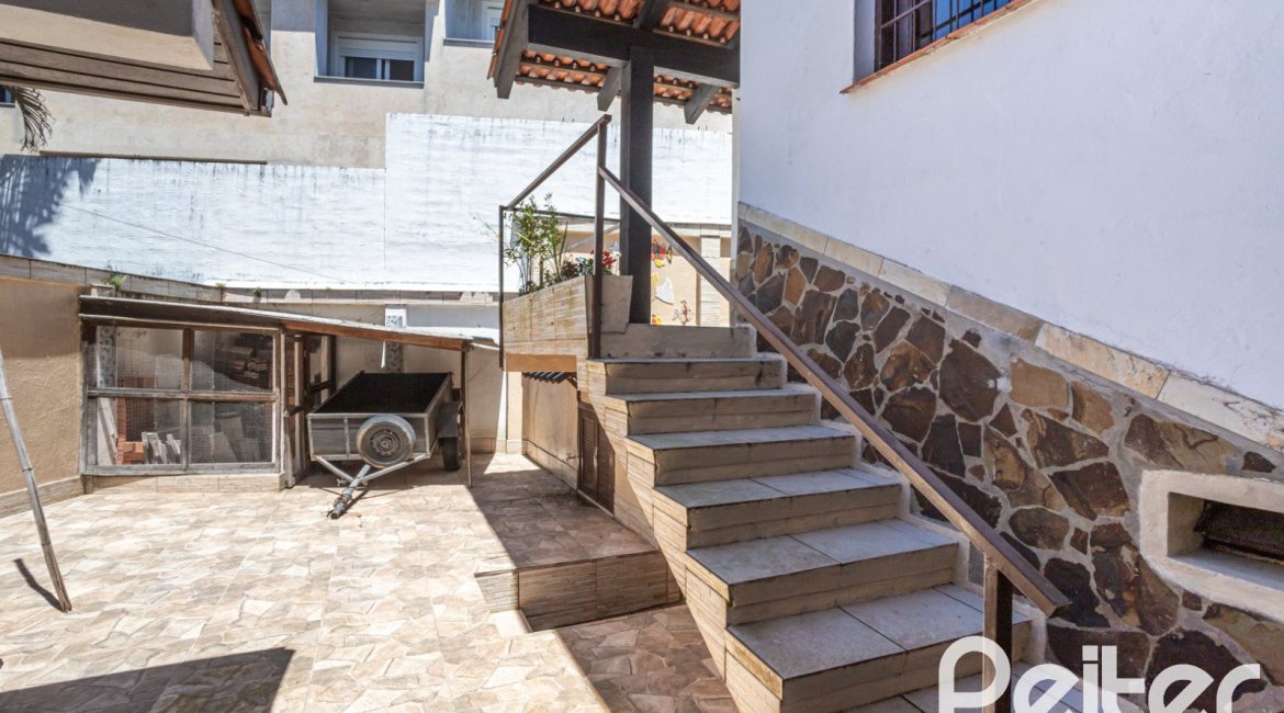 Casa à venda com 350m², 3 dormitórios, 1 suíte, 6 vagas, no bairro Jardim Isabel em Porto Alegre