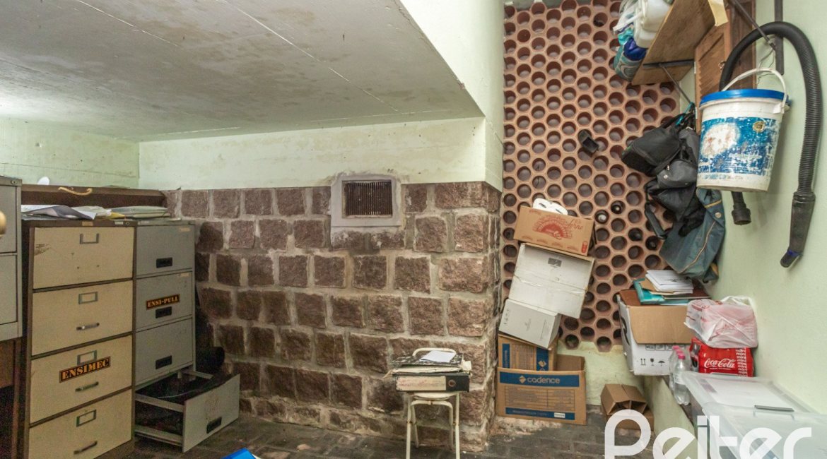 Casa à venda com 350m², 3 dormitórios, 1 suíte, 6 vagas, no bairro Jardim Isabel em Porto Alegre