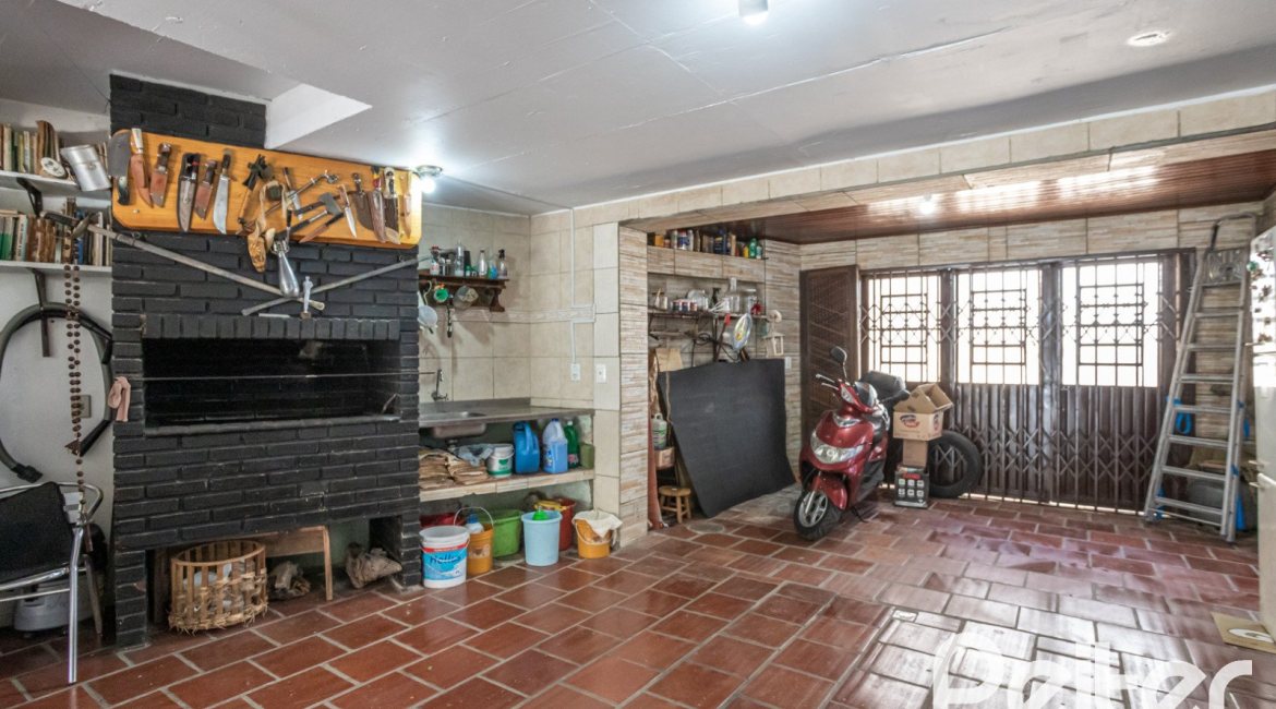 Casa à venda com 350m², 3 dormitórios, 1 suíte, 6 vagas, no bairro Jardim Isabel em Porto Alegre