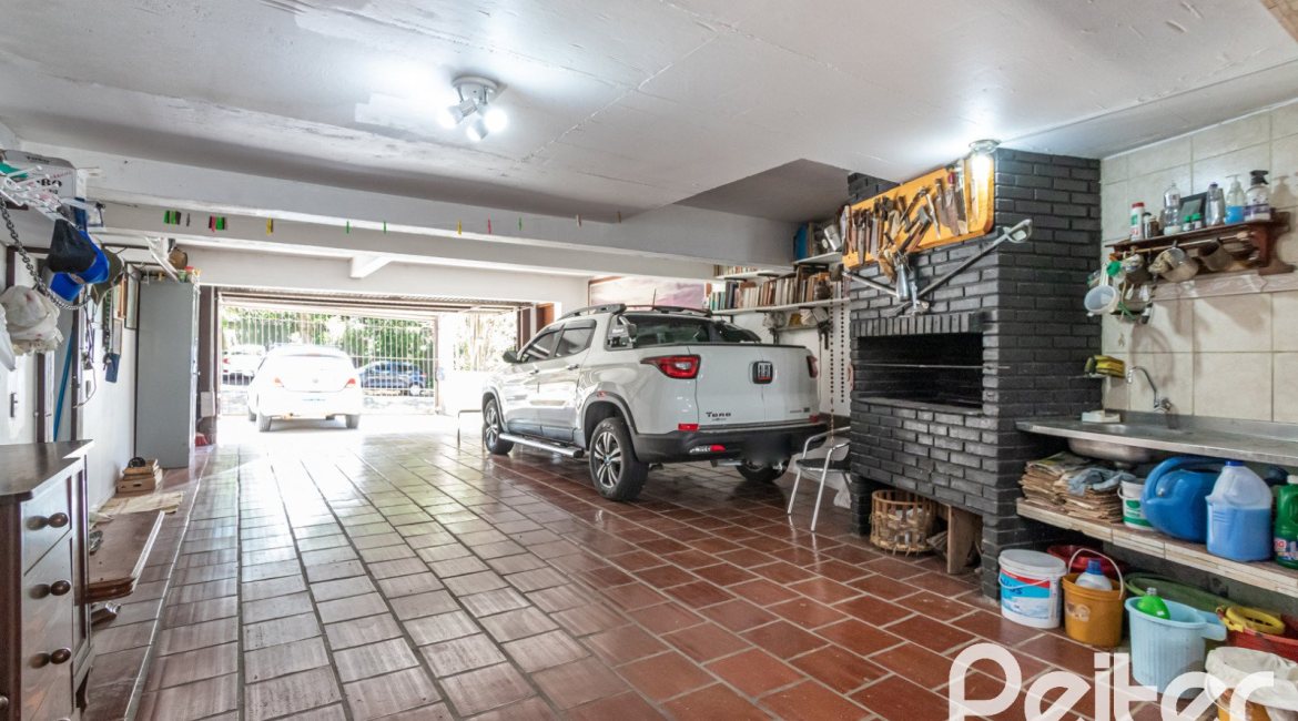 Casa à venda com 350m², 3 dormitórios, 1 suíte, 6 vagas, no bairro Jardim Isabel em Porto Alegre