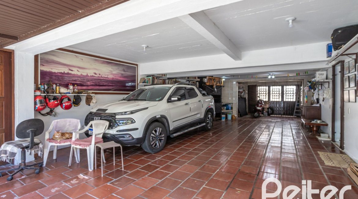 Casa à venda com 350m², 3 dormitórios, 1 suíte, 6 vagas, no bairro Jardim Isabel em Porto Alegre