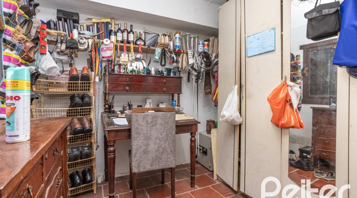 Casa à venda com 350m², 3 dormitórios, 1 suíte, 6 vagas, no bairro Jardim Isabel em Porto Alegre