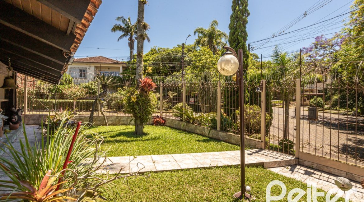 Casa à venda com 350m², 3 dormitórios, 1 suíte, 6 vagas, no bairro Jardim Isabel em Porto Alegre