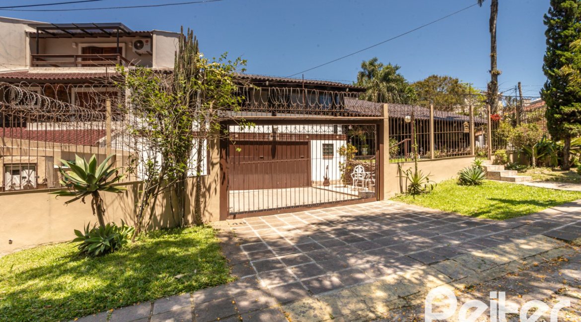 Casa à venda com 350m², 3 dormitórios, 1 suíte, 6 vagas, no bairro Jardim Isabel em Porto Alegre