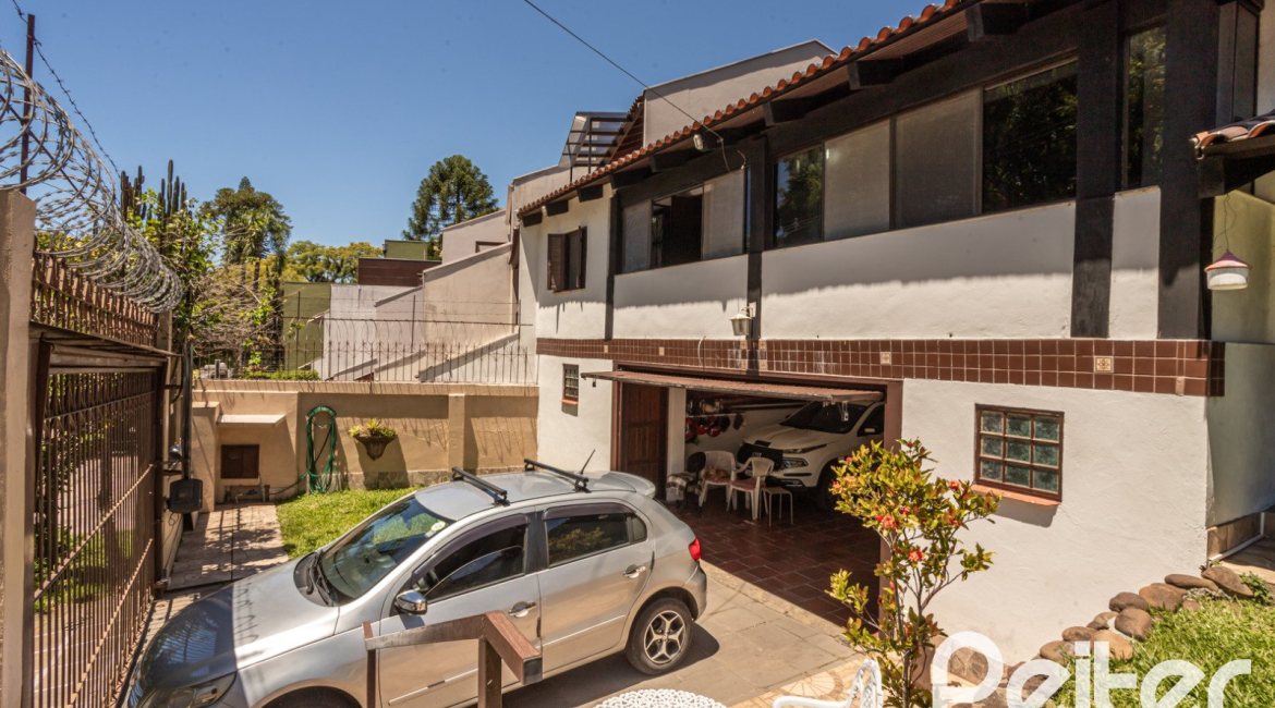 Casa à venda com 350m², 3 dormitórios, 1 suíte, 6 vagas, no bairro Jardim Isabel em Porto Alegre