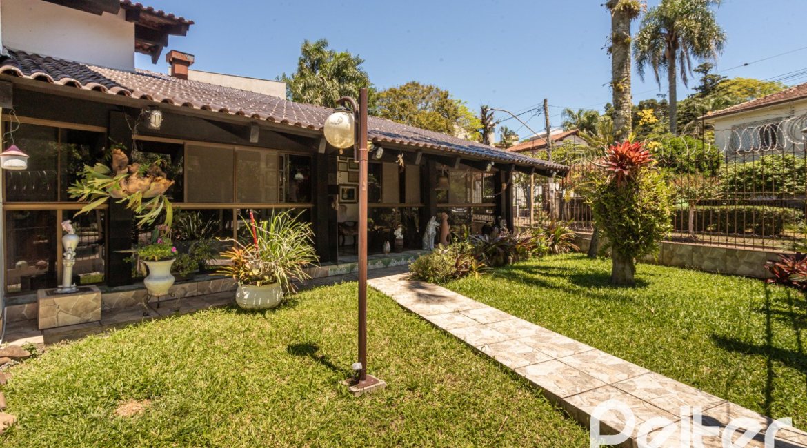 Casa à venda com 350m², 3 dormitórios, 1 suíte, 6 vagas, no bairro Jardim Isabel em Porto Alegre