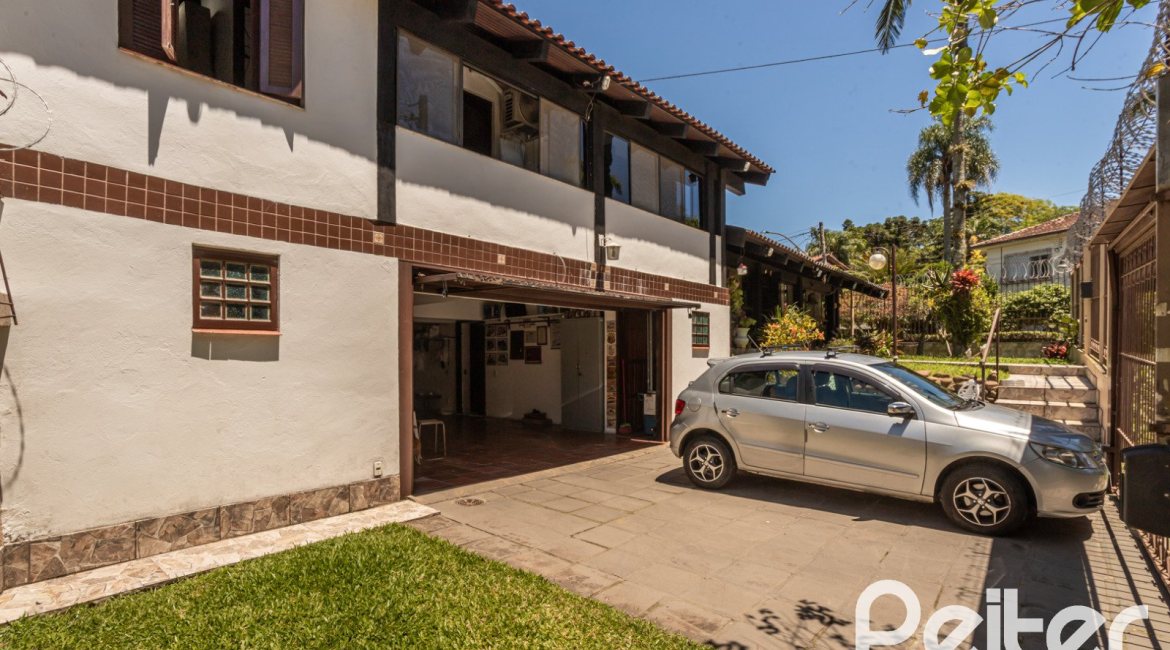 Casa à venda com 350m², 3 dormitórios, 1 suíte, 6 vagas, no bairro Jardim Isabel em Porto Alegre