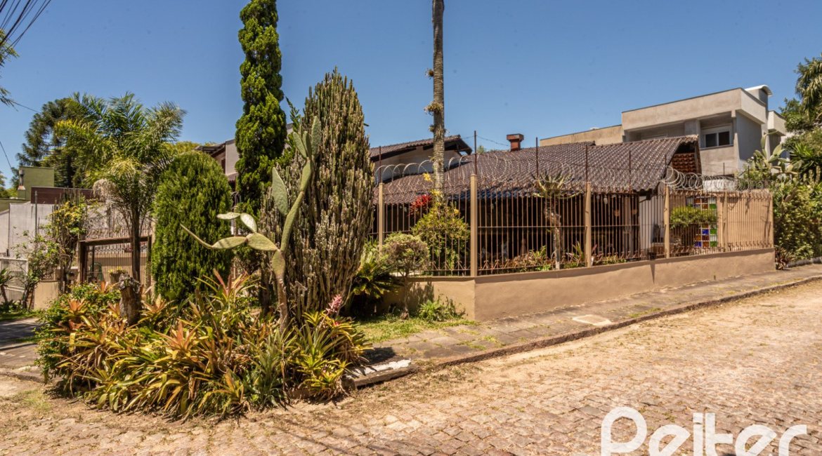 Casa à venda com 350m², 3 dormitórios, 1 suíte, 6 vagas, no bairro Jardim Isabel em Porto Alegre