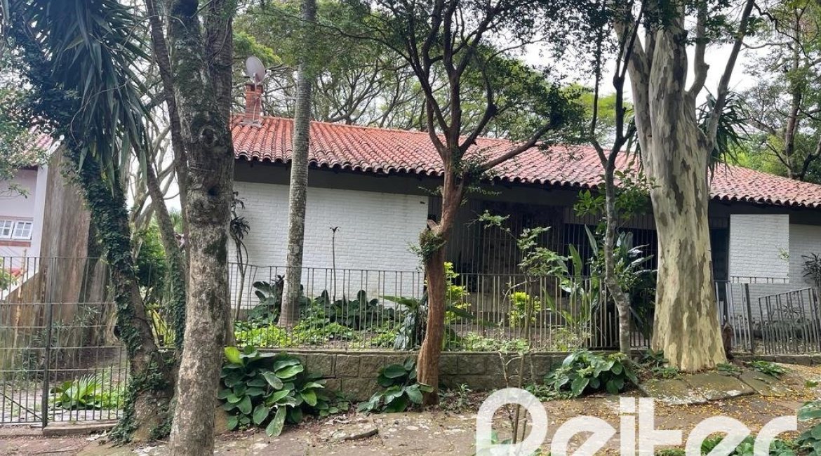Casa à venda com 397m², 4 dormitórios, 1 suíte, 4 vagas, no bairro Sétimo Céu em Porto Alegre