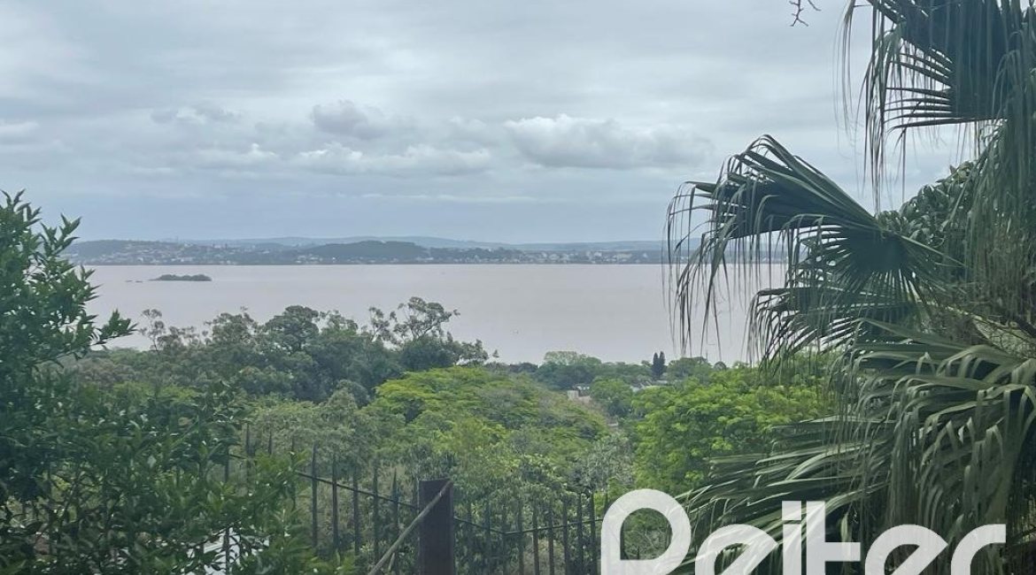 Casa à venda com 397m², 4 dormitórios, 1 suíte, 4 vagas, no bairro Sétimo Céu em Porto Alegre
