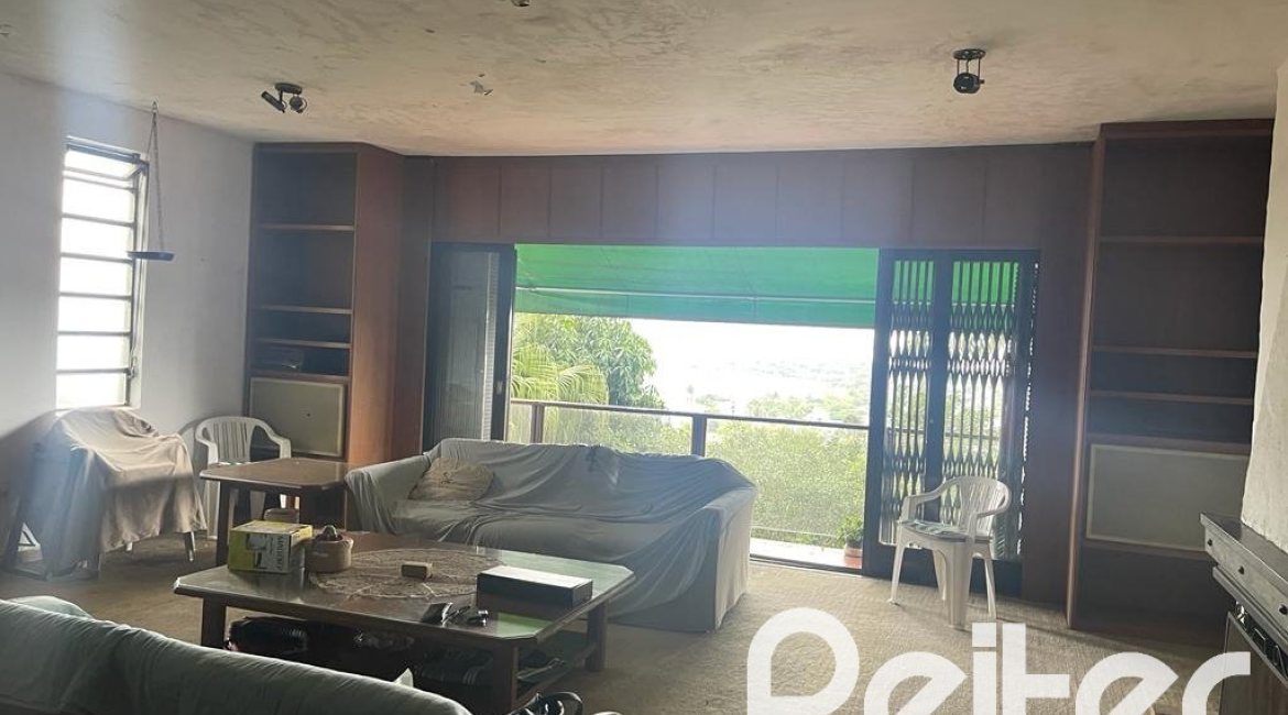 Casa à venda com 397m², 4 dormitórios, 1 suíte, 4 vagas, no bairro Sétimo Céu em Porto Alegre