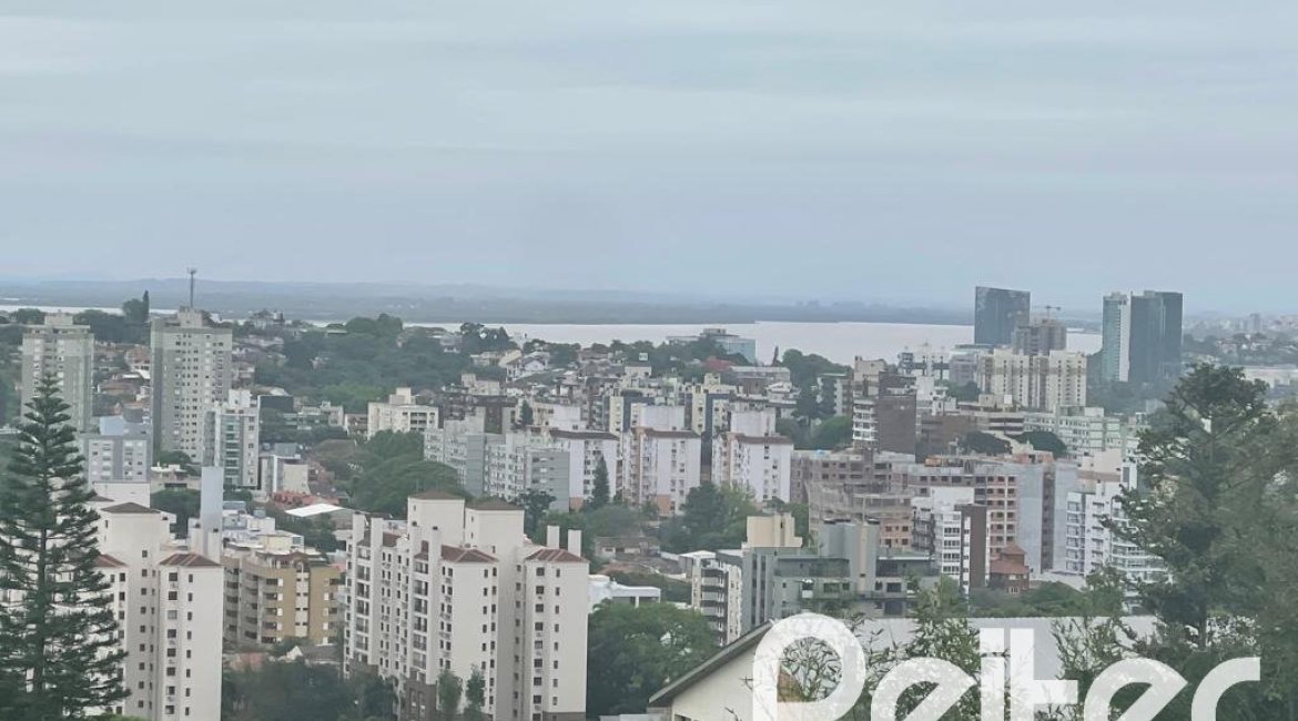 Casa à venda com 397m², 4 dormitórios, 1 suíte, 4 vagas, no bairro Sétimo Céu em Porto Alegre