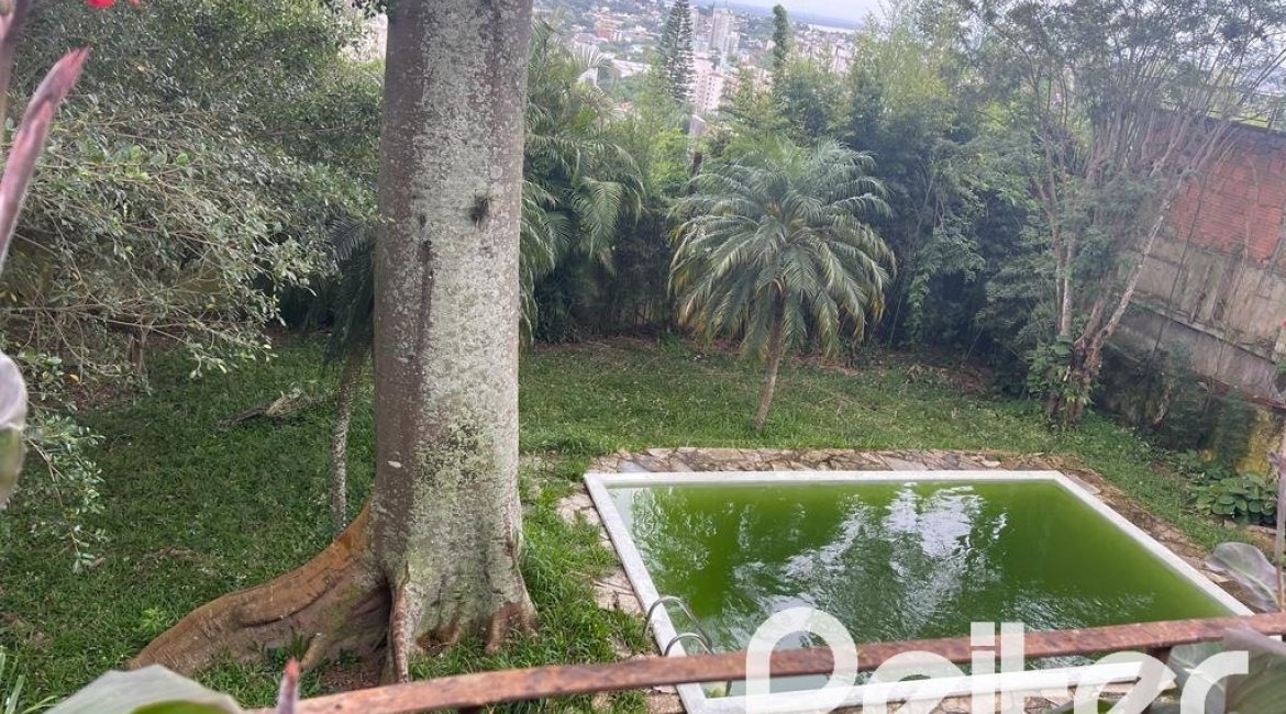 Casa à venda com 397m², 4 dormitórios, 1 suíte, 4 vagas, no bairro Sétimo Céu em Porto Alegre