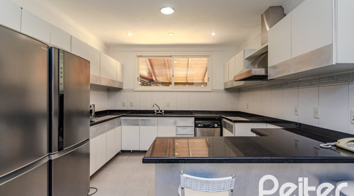 Casa em Condomínio à venda com 545m², 3 dormitórios, 3 suítes, 6 vagas, no bairro Cavalhada em PORTO ALEGRE