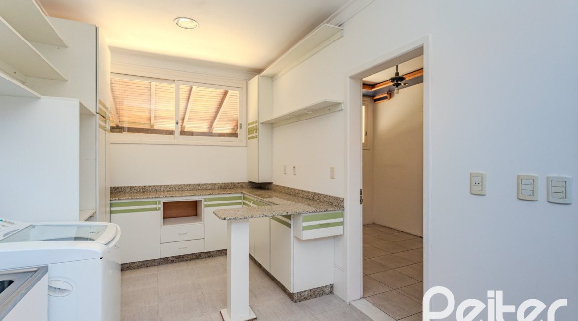 Casa em Condomínio à venda com 545m², 3 dormitórios, 3 suítes, 6 vagas, no bairro Cavalhada em PORTO ALEGRE