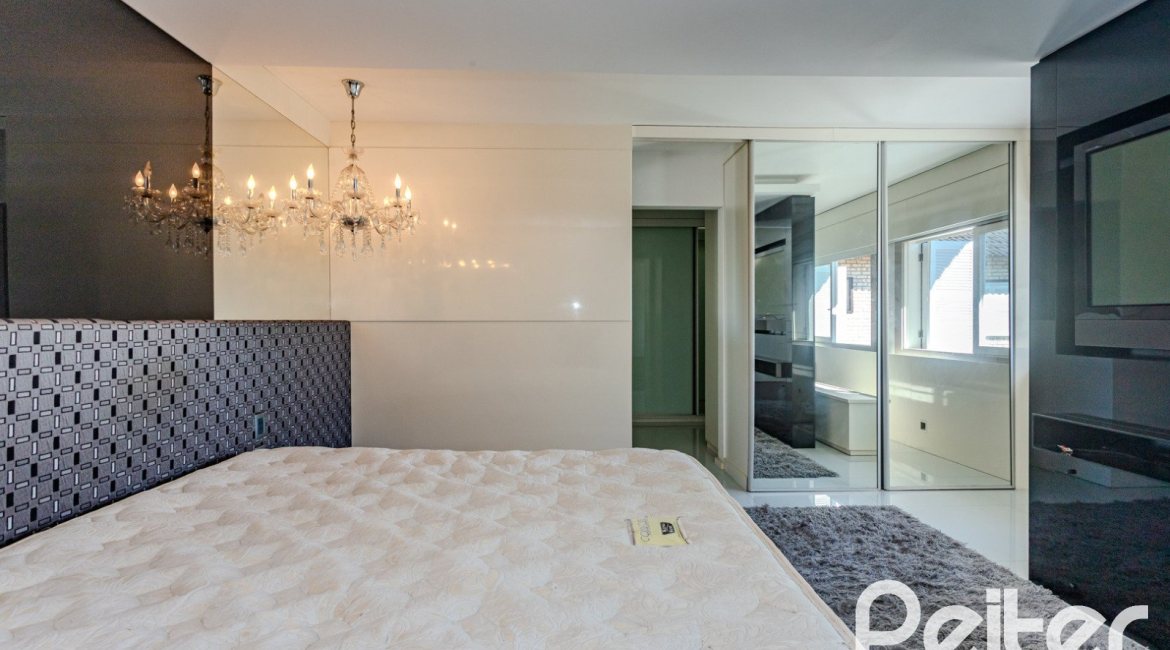 Casa em Condomínio à venda com 545m², 3 dormitórios, 3 suítes, 6 vagas, no bairro Cavalhada em PORTO ALEGRE