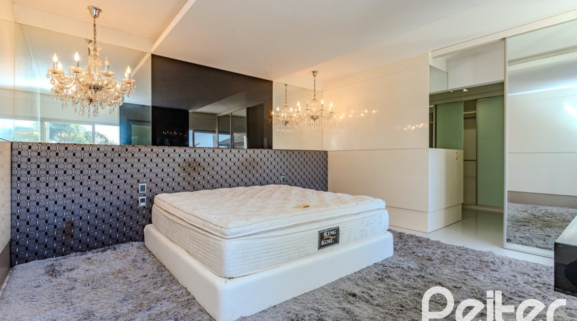 Casa em Condomínio à venda com 545m², 3 dormitórios, 3 suítes, 6 vagas, no bairro Cavalhada em PORTO ALEGRE