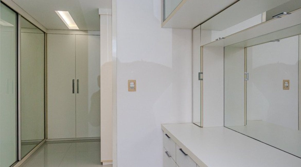 Casa em Condomínio à venda com 545m², 3 dormitórios, 3 suítes, 6 vagas, no bairro Cavalhada em PORTO ALEGRE