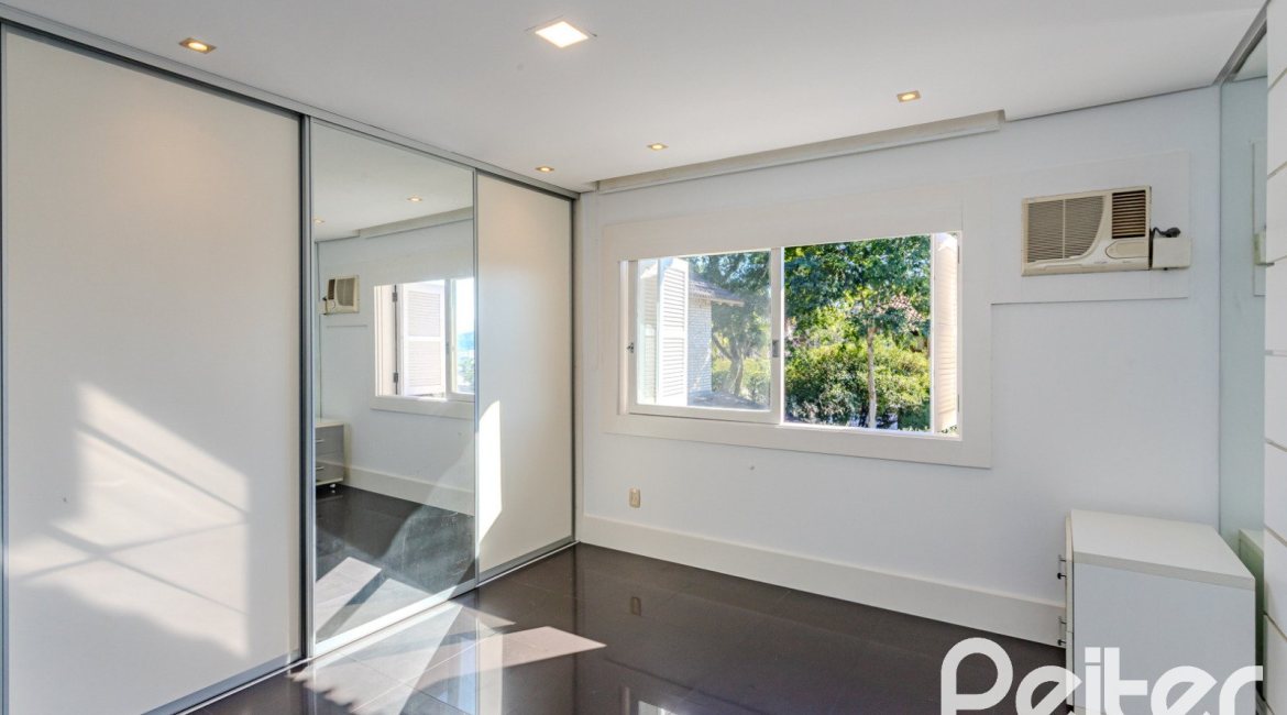 Casa em Condomínio à venda com 545m², 3 dormitórios, 3 suítes, 6 vagas, no bairro Cavalhada em PORTO ALEGRE