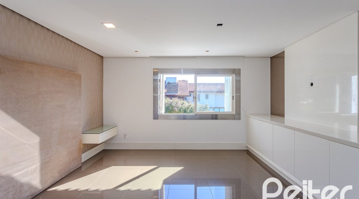Casa em Condomínio à venda com 545m², 3 dormitórios, 3 suítes, 6 vagas, no bairro Cavalhada em PORTO ALEGRE
