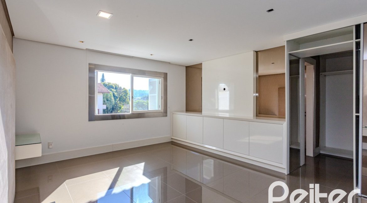 Casa em Condomínio à venda com 545m², 3 dormitórios, 3 suítes, 6 vagas, no bairro Cavalhada em PORTO ALEGRE