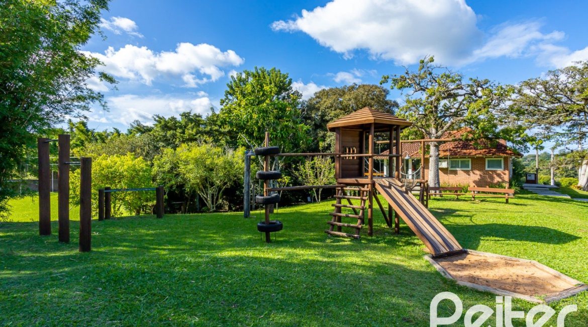 Casa em Condomínio à venda com 400m², 3 dormitórios, 1 suíte, 5 vagas, no bairro Campo Novo em Porto Alegre