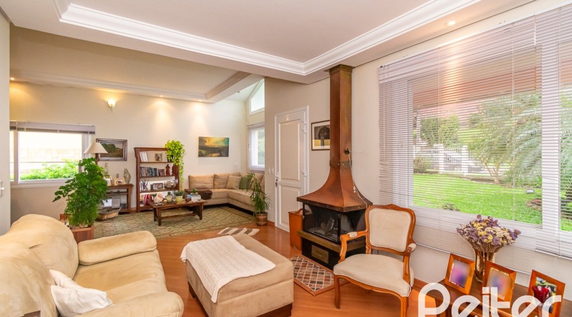 Casa em Condomínio à venda com 400m², 3 dormitórios, 1 suíte, 5 vagas, no bairro Campo Novo em Porto Alegre