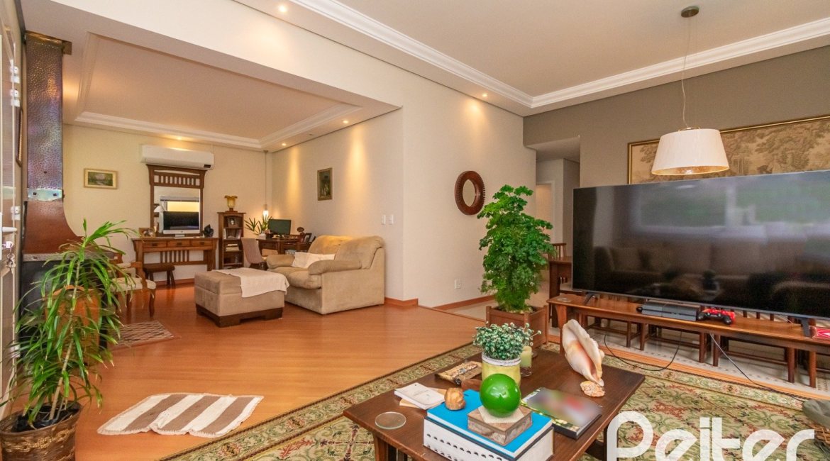 Casa em Condomínio à venda com 400m², 3 dormitórios, 1 suíte, 5 vagas, no bairro Campo Novo em Porto Alegre