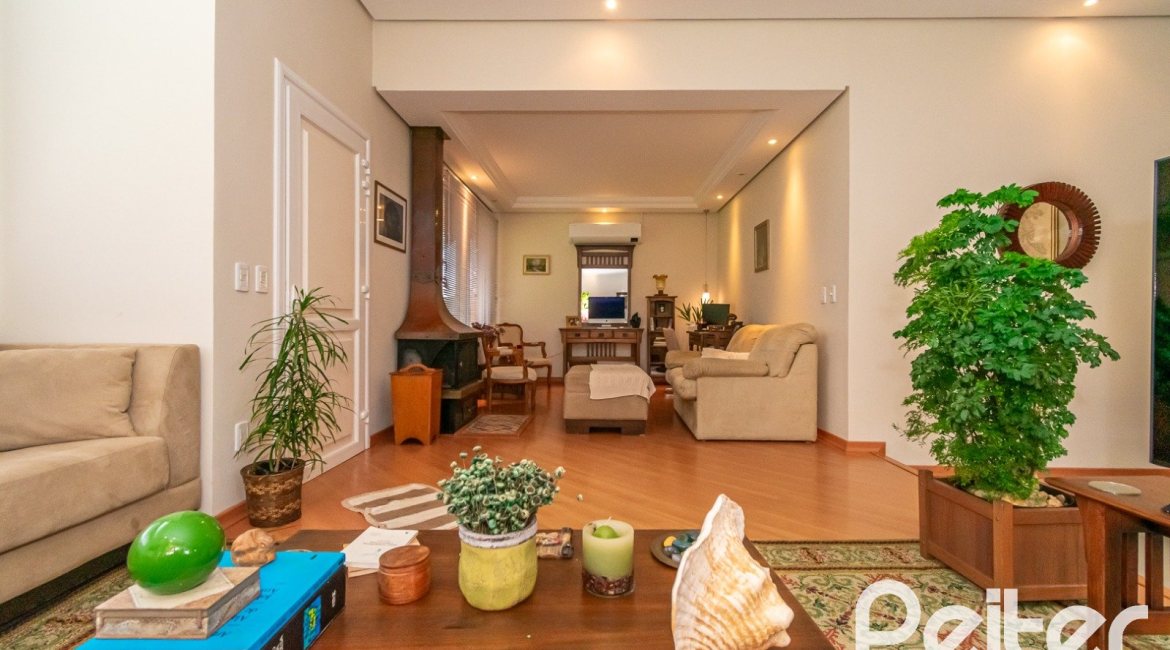 Casa em Condomínio à venda com 400m², 3 dormitórios, 1 suíte, 5 vagas, no bairro Campo Novo em Porto Alegre