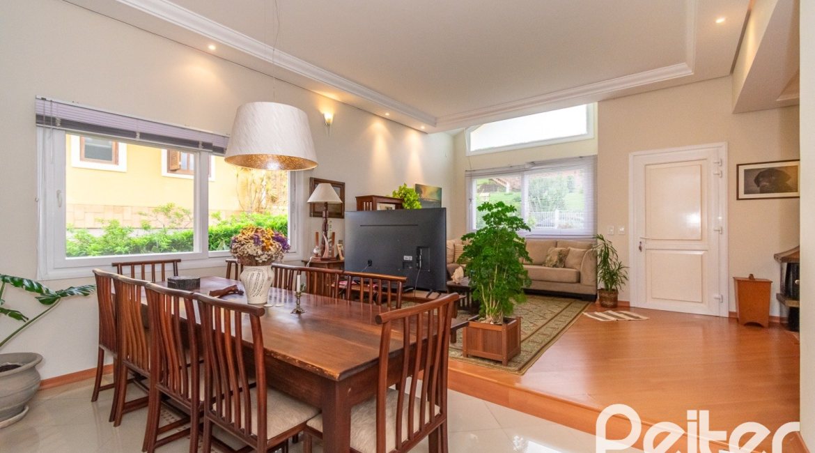 Casa em Condomínio à venda com 400m², 3 dormitórios, 1 suíte, 5 vagas, no bairro Campo Novo em Porto Alegre