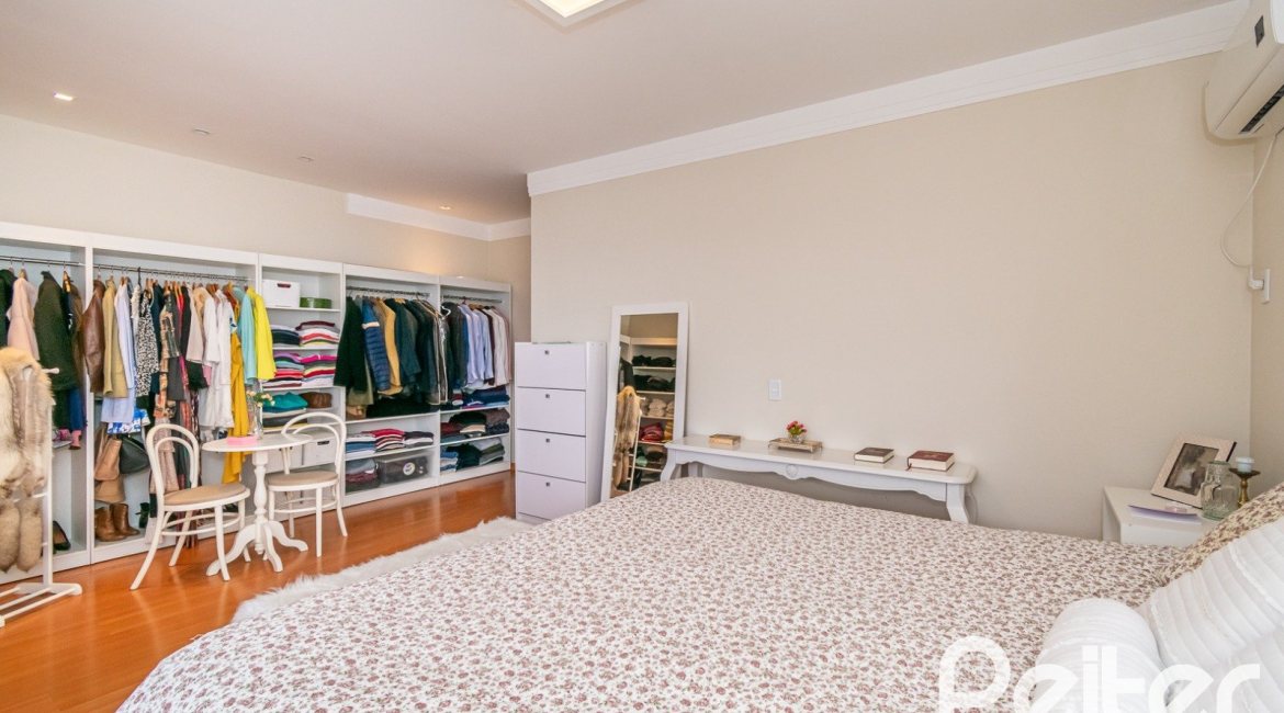 Casa em Condomínio à venda com 400m², 3 dormitórios, 1 suíte, 5 vagas, no bairro Campo Novo em Porto Alegre