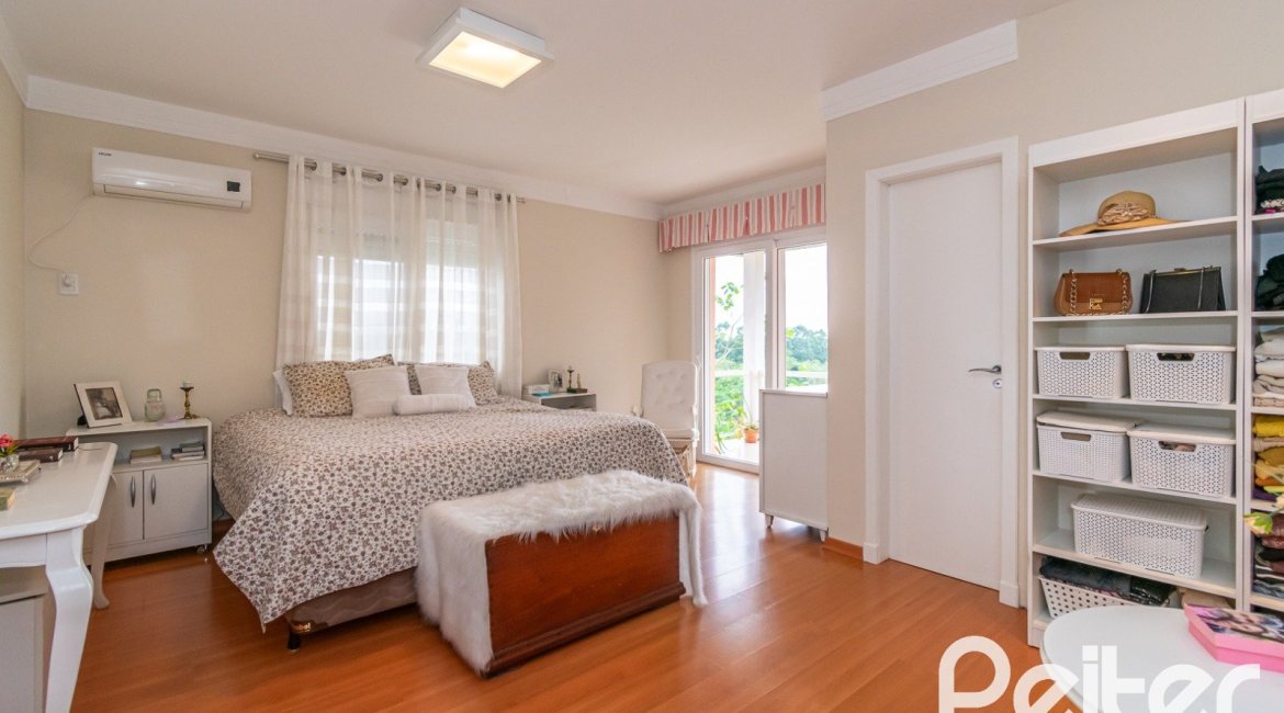 Casa em Condomínio à venda com 400m², 3 dormitórios, 1 suíte, 5 vagas, no bairro Campo Novo em Porto Alegre