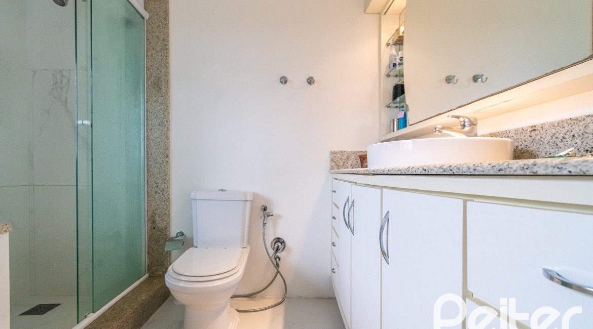 Casa em Condomínio à venda com 400m², 3 dormitórios, 1 suíte, 5 vagas, no bairro Campo Novo em Porto Alegre