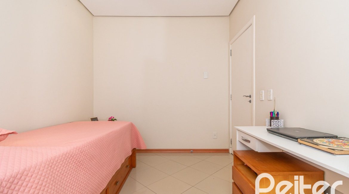 Casa em Condomínio à venda com 400m², 3 dormitórios, 1 suíte, 5 vagas, no bairro Campo Novo em Porto Alegre