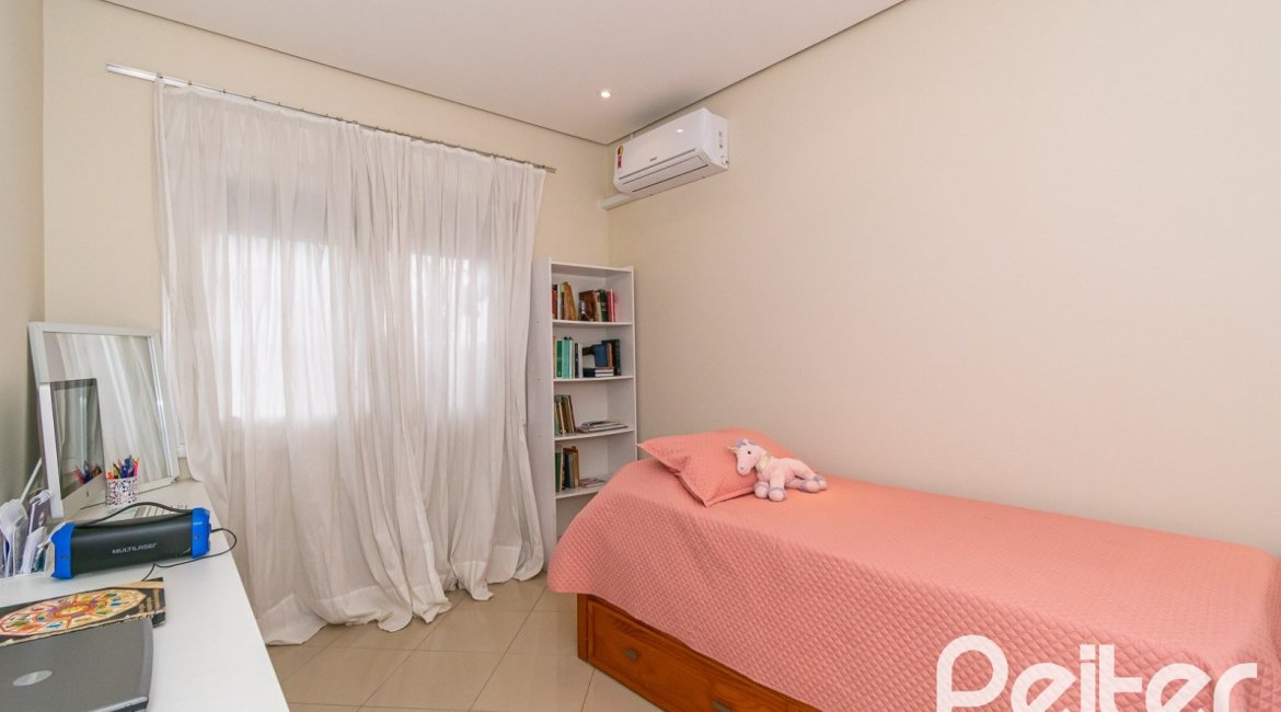 Casa em Condomínio à venda com 400m², 3 dormitórios, 1 suíte, 5 vagas, no bairro Campo Novo em Porto Alegre