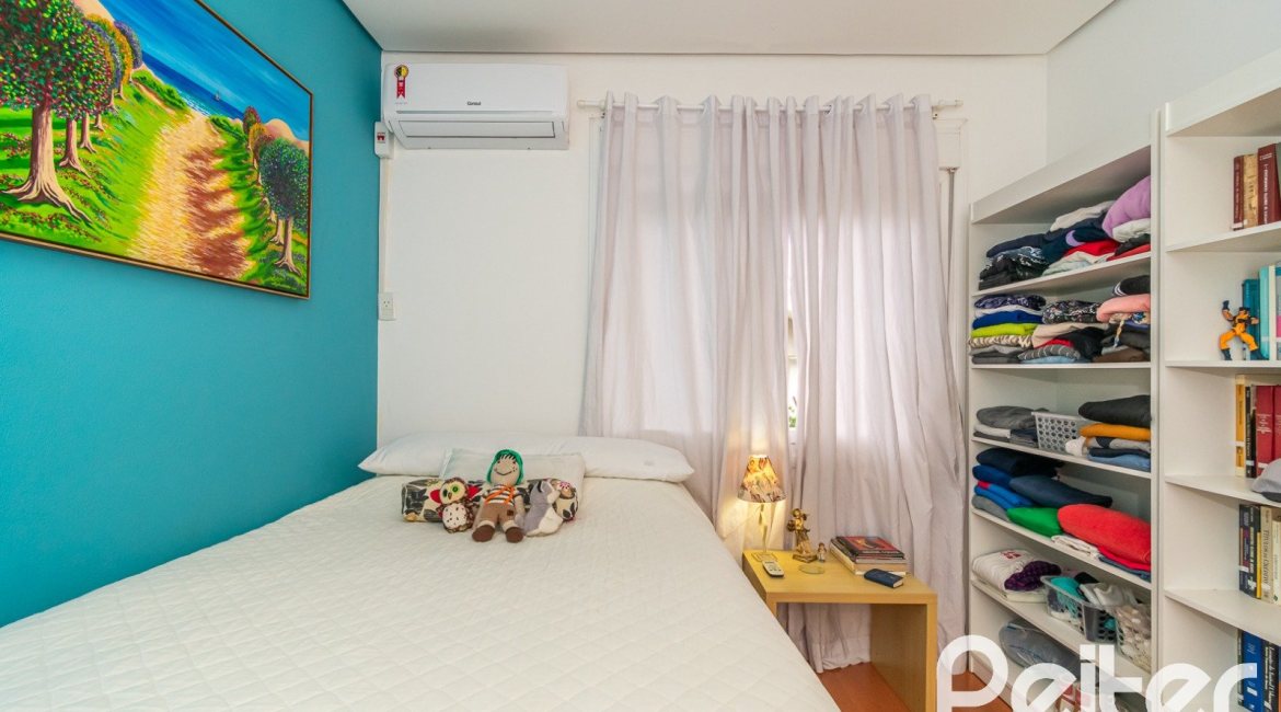 Casa em Condomínio à venda com 400m², 3 dormitórios, 1 suíte, 5 vagas, no bairro Campo Novo em Porto Alegre