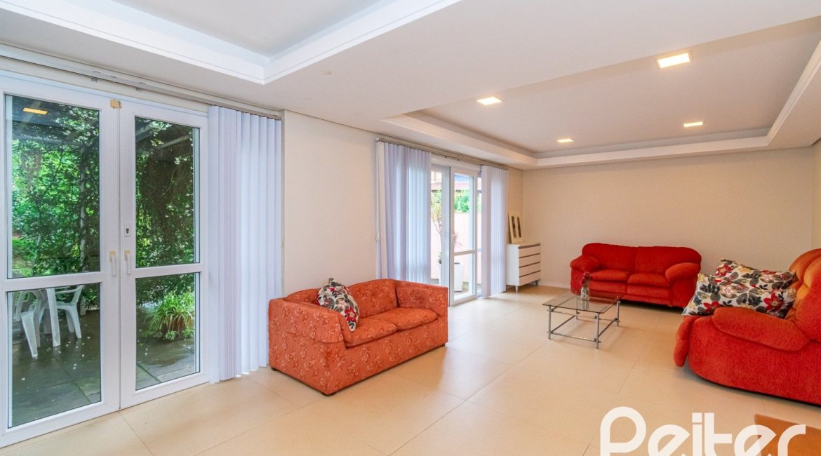 Casa em Condomínio à venda com 400m², 3 dormitórios, 1 suíte, 5 vagas, no bairro Campo Novo em Porto Alegre