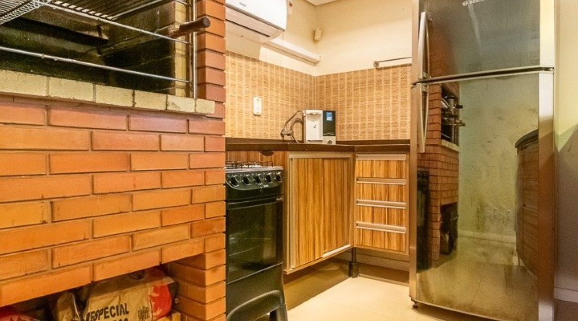 Casa em Condomínio à venda com 400m², 3 dormitórios, 1 suíte, 5 vagas, no bairro Campo Novo em Porto Alegre