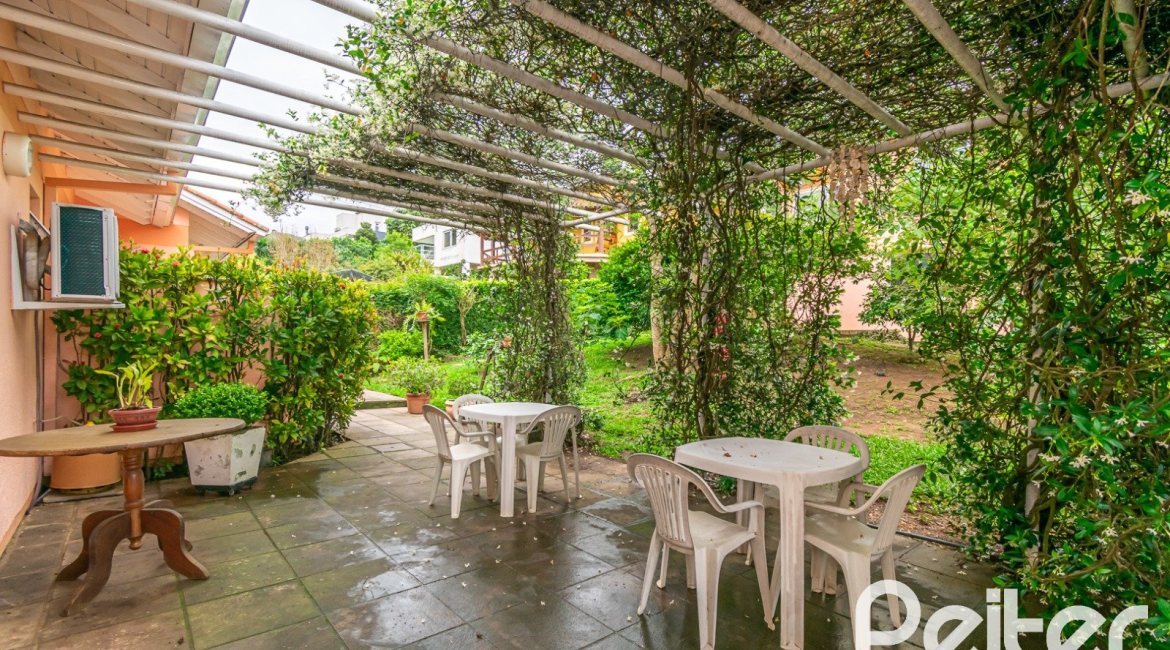 Casa em Condomínio à venda com 400m², 3 dormitórios, 1 suíte, 5 vagas, no bairro Campo Novo em Porto Alegre