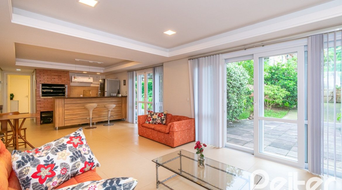 Casa em Condomínio à venda com 400m², 3 dormitórios, 1 suíte, 5 vagas, no bairro Campo Novo em Porto Alegre