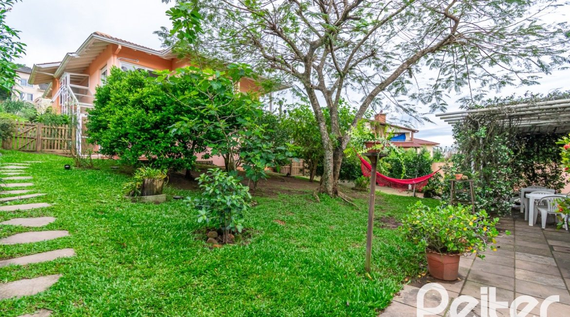 Casa em Condomínio à venda com 400m², 3 dormitórios, 1 suíte, 5 vagas, no bairro Campo Novo em Porto Alegre