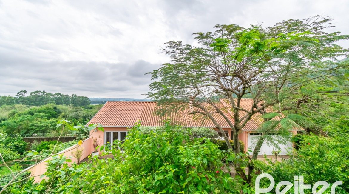 Casa em Condomínio à venda com 400m², 3 dormitórios, 1 suíte, 5 vagas, no bairro Campo Novo em Porto Alegre