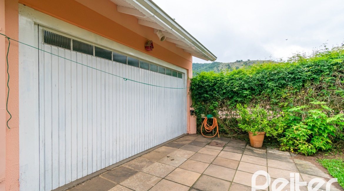 Casa em Condomínio à venda com 400m², 3 dormitórios, 1 suíte, 5 vagas, no bairro Campo Novo em Porto Alegre