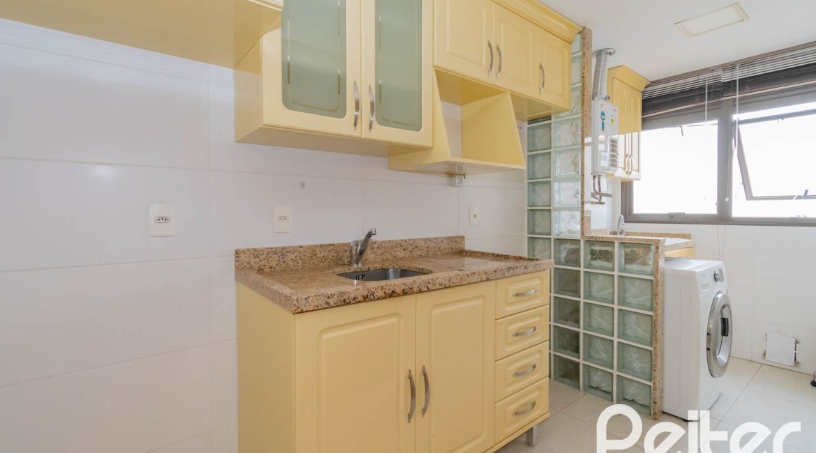 Apartamento à venda com 70m², 2 dormitórios, 1 suíte, 1 vaga, no bairro Menino Deus em Porto Alegre