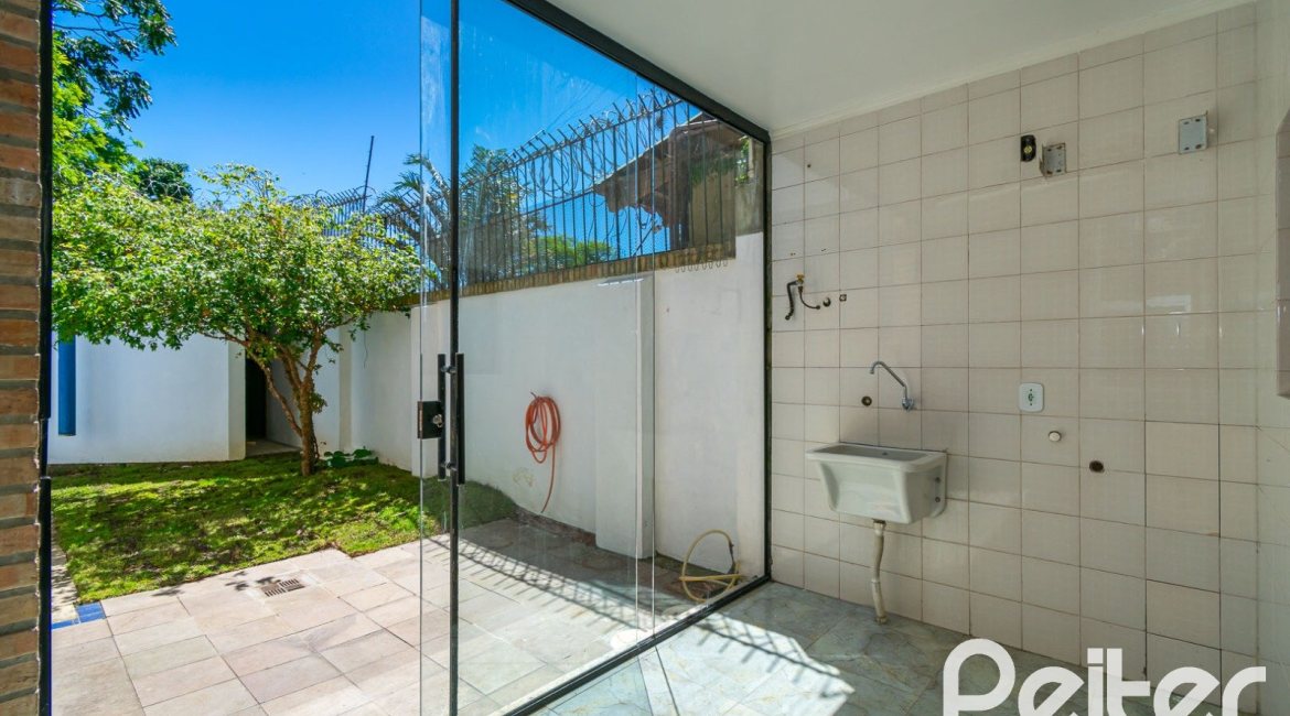 Casa à venda com 234m², 4 dormitórios, 1 suíte, 3 vagas, no bairro Tristeza em Porto Alegre