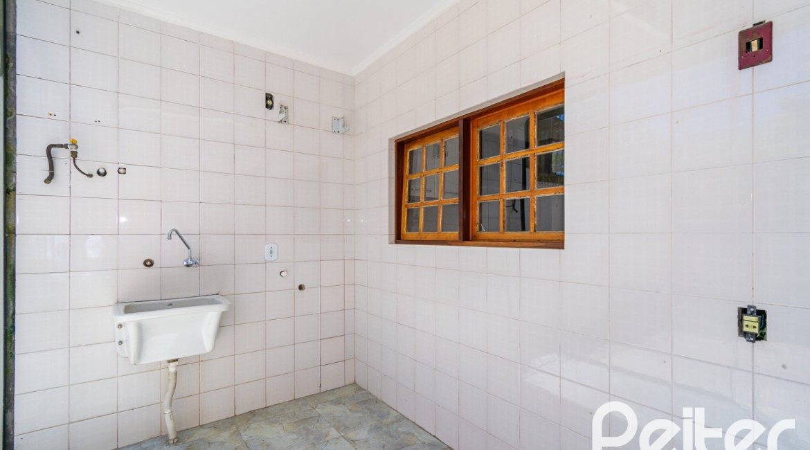 Casa à venda com 234m², 4 dormitórios, 1 suíte, 3 vagas, no bairro Tristeza em Porto Alegre