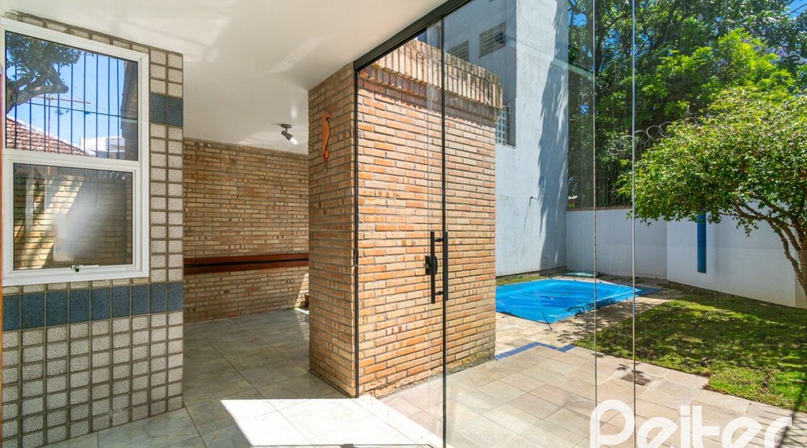 Casa à venda com 234m², 4 dormitórios, 1 suíte, 3 vagas, no bairro Tristeza em Porto Alegre